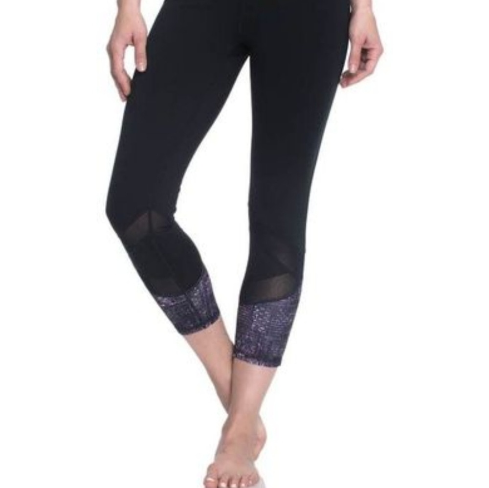 GAIAM Om Yoga Capris Pattern and Mesh Bottom